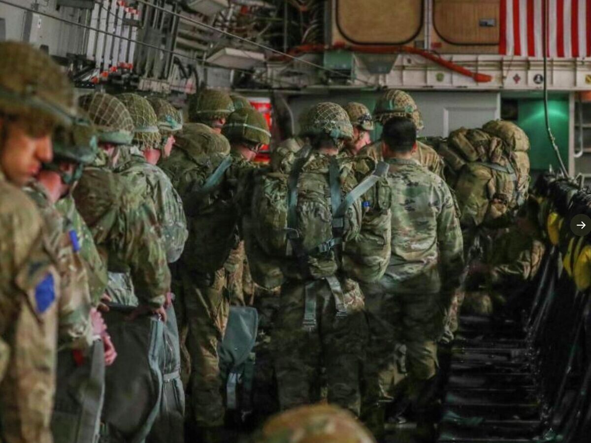    Американские военные, готовящиеся к десантированию в Эстонии | © Фото : U.S. Army Europe and Africa/Twitter
