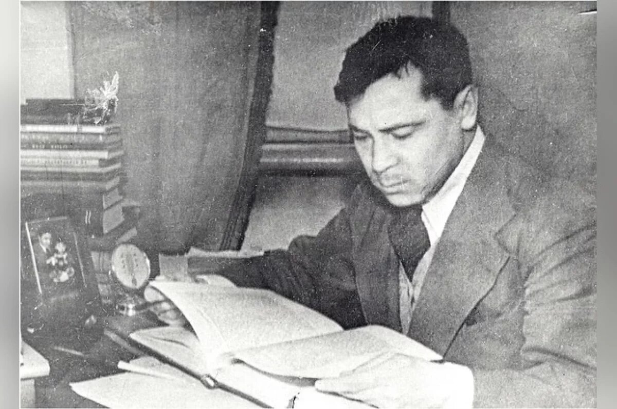    Победил смерть словом.