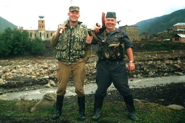На войне, как на войне.Ключ от каптерки на ремне, символ власти. Фото для иллюстрации от Игоря.