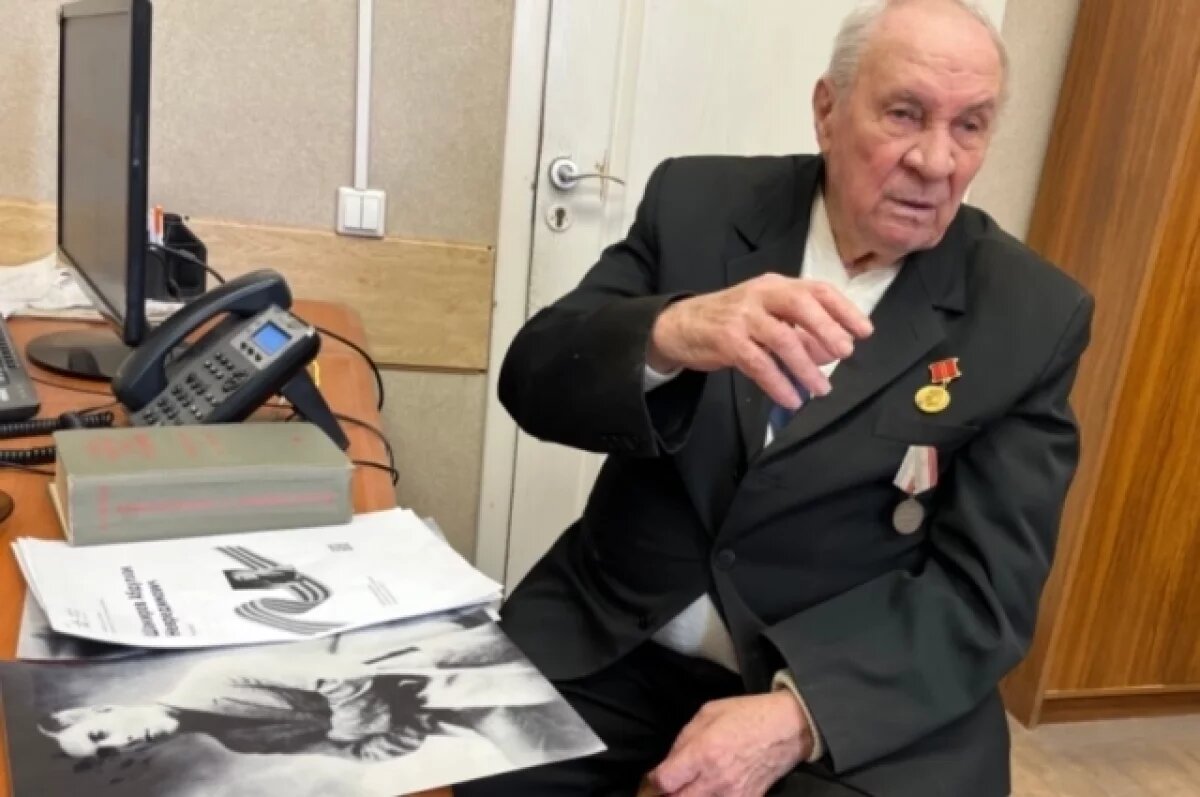    Ветеран труда Олег Шакиров пришёл в редакцию газеты «АиФ на Дону», чтобы поделиться своими воспоминаниями об освобождении Ростова.