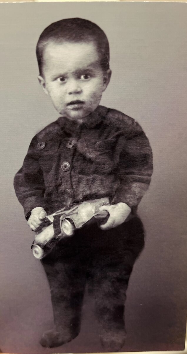    То самое, фото, которое отец Олега Абдулхановича забрал из дома на память. Фото: Личный архив