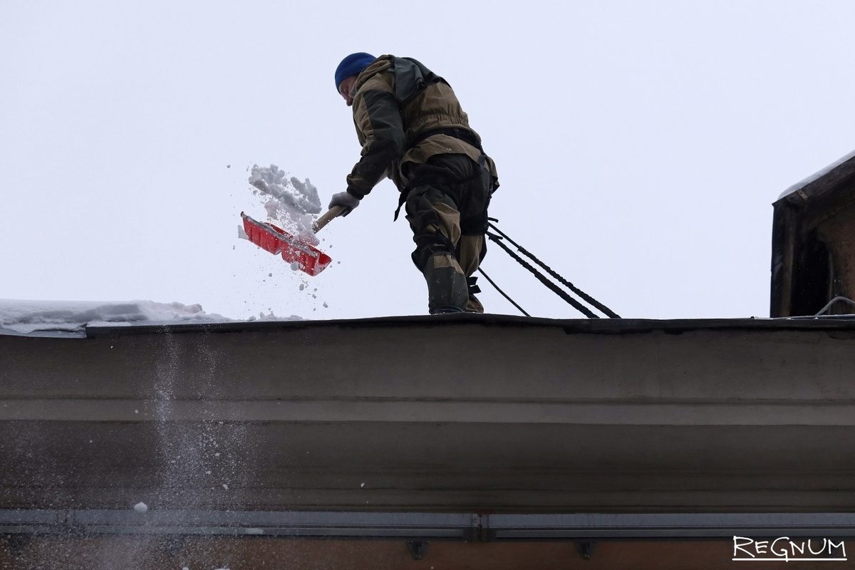    Уборка снега с крыши / Источник: Дарья Драй © ИА REGNUM