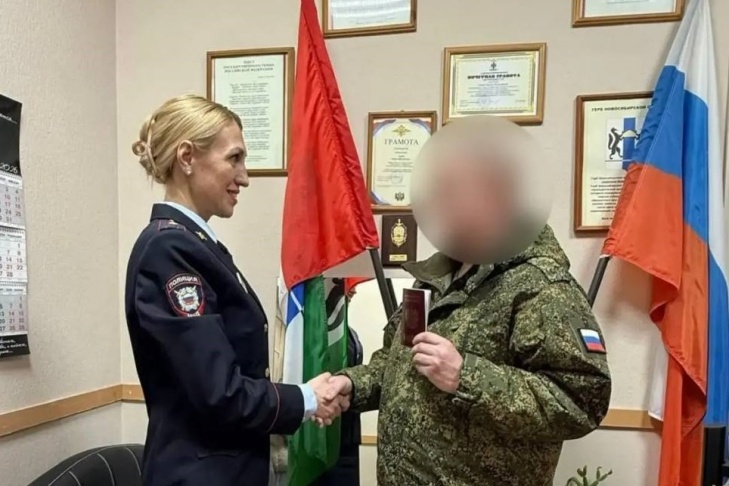 Участник СВО приехал в Новосибирск к любимой и получил паспорт РФ