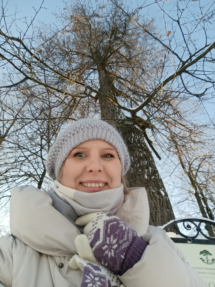 Это я, а сзади липа, которой больше 245 лет