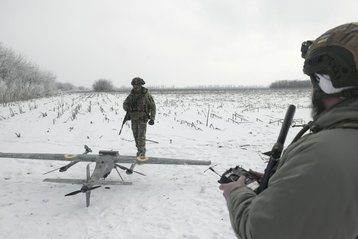 Сможет ли Украина, у которой сотни тысяч военнослужащих находятся на передовой, а миллионы людей стали беженцами из-за конфликта, организовать свободные и честные выборы? EPA/Олег Мовчанюк