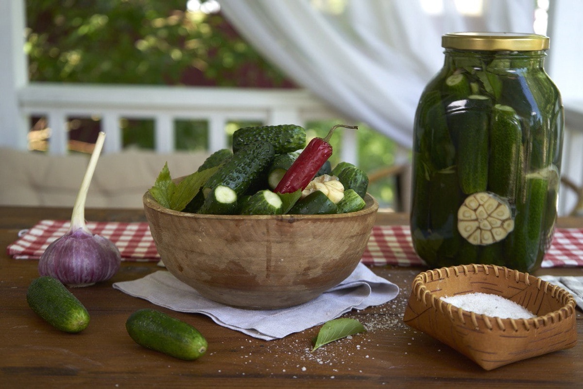    Секрет хрустящих огурцов раскрыт — глина против пластика
