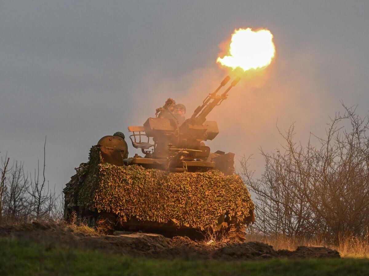    Военнослужащие ведут огонь из зенитной установки ЗУ-23 | © РИА Новости / Станислав Красильников