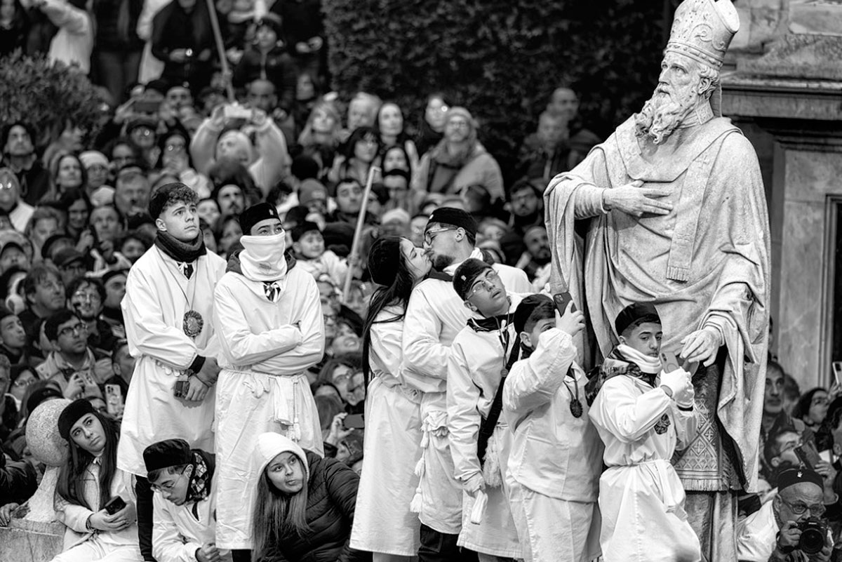 Почему один нарцисс наслаждается властью и садизмом, а другой медленно уничтожает себя равнодушием?