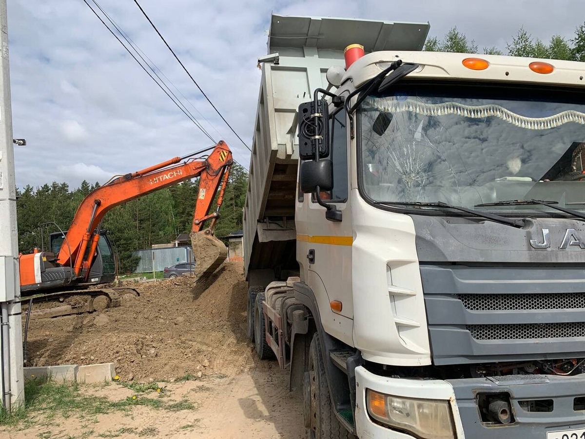 Производим подготовку участка для прокладки дороги спецтехники и заезда для самосвалов 30 тонн с последующей разработкой грунта в котловане. Балашиха, Московская область