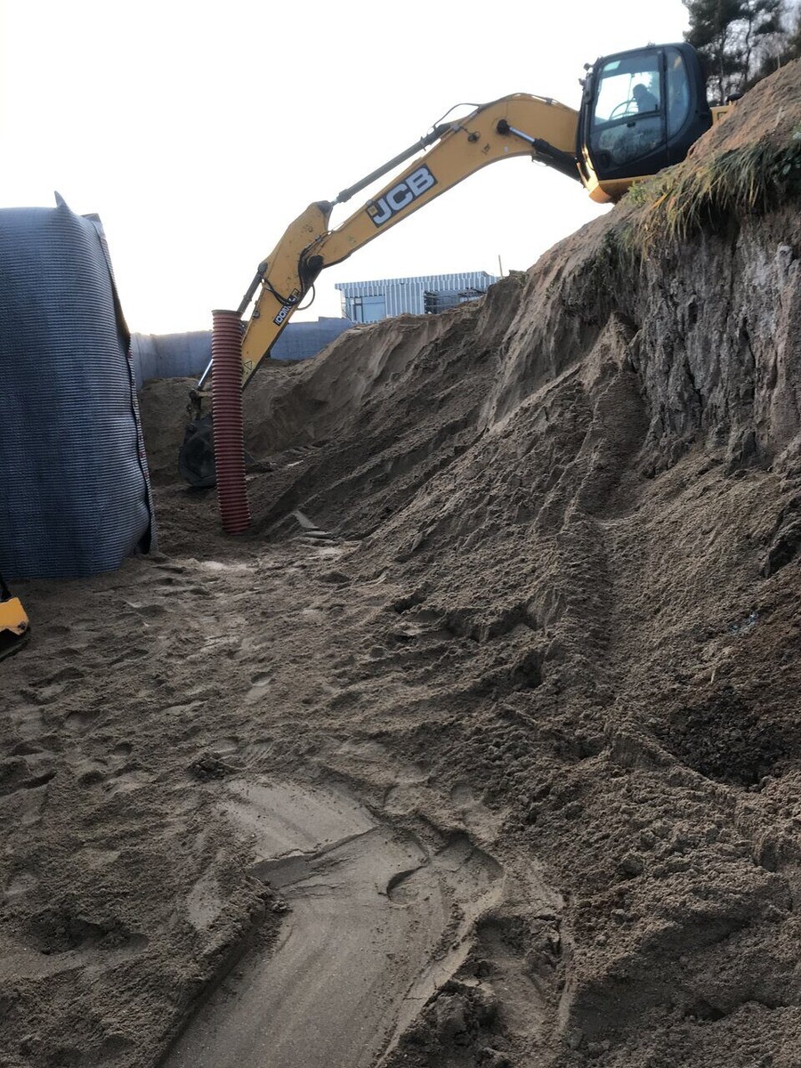 Гусеничный экскаватор JCB 18 тонн хорошо подходит как для рытья котлованов до 5 метров в глубину, так и при засыпке пазух.