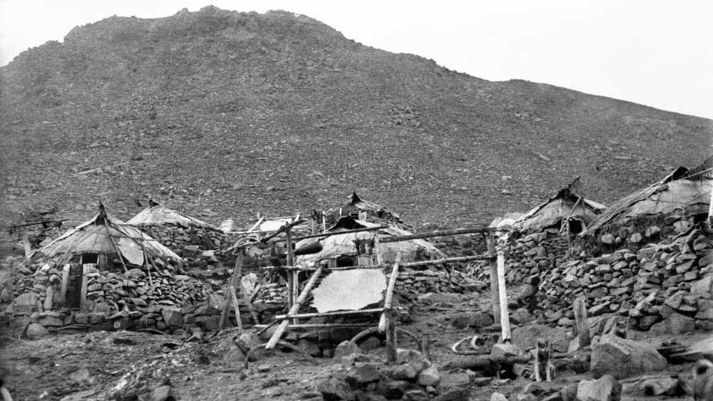 Наукан — крайний восточный населенный пункт России около мыса Дежнева (снимок 1927 года)