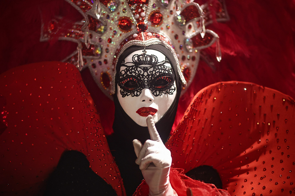   Михаил Терещенко / ТАСС- Участница Венецианского карнавала на площади Святого Марка, Венеция, Италия