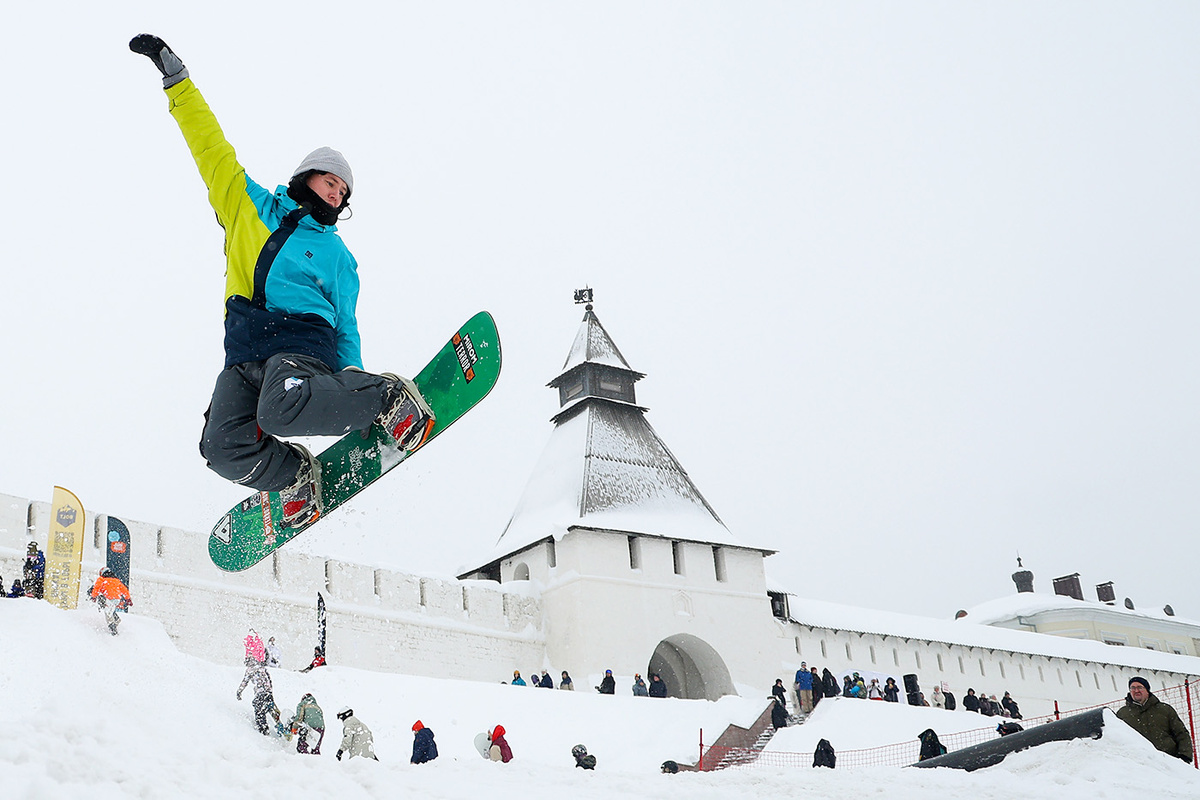   Участник фестиваля «Крутой спуск» у Казанского кремля, Казань, Россия 
Егор Алеев / ТАСС