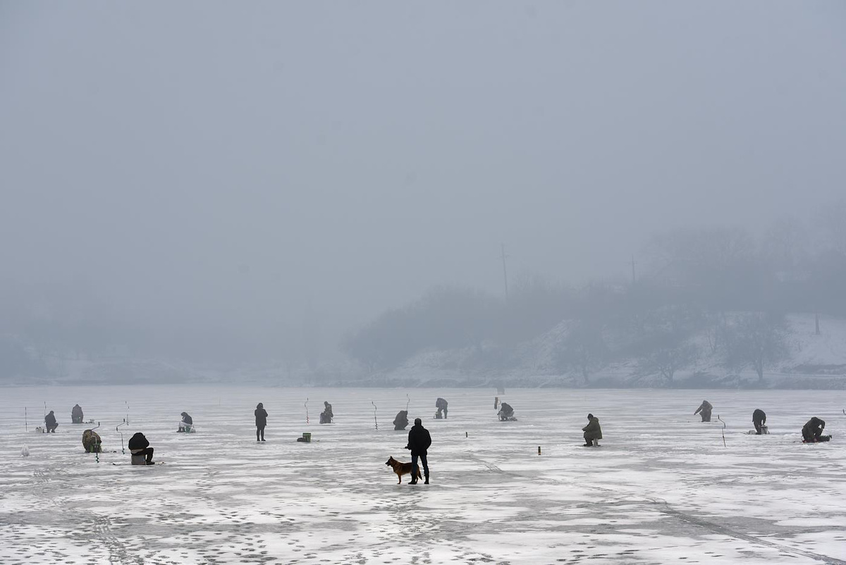   Фестиваль любителей зимней рыбалки на территории развлекательного комплекса «Роща» в Донецке, ДНР 
Таисия Воронцова / Коммерсантъ