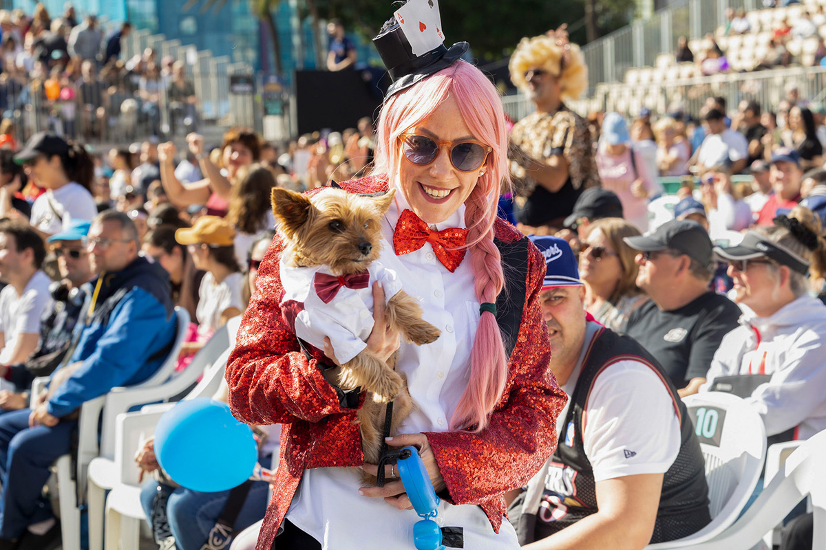   Наряженный пёс участвует в Карнавале собак в городе Лас-Пальмас, Канарские острова, юго-запад Испании. В конкурсе выбирают самого смешного и красиво наряженного питомца  
Quiqe Curbelo / EPA / TASS