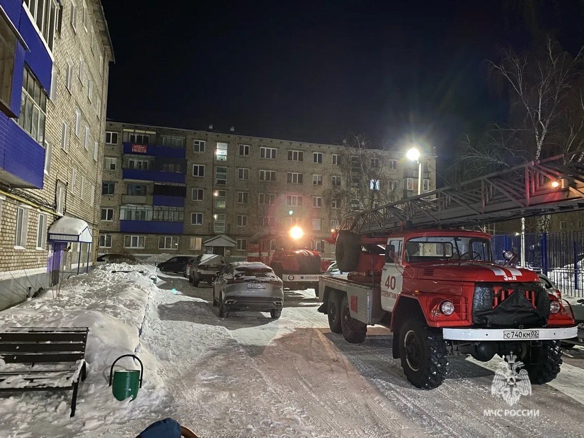    При пожаре в Стерлитамаке спасли шесть человек, один погиб
