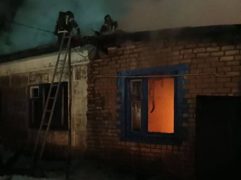    Под Оренбургом пожар уничтожил гараж с автомобилем Оренбуржье