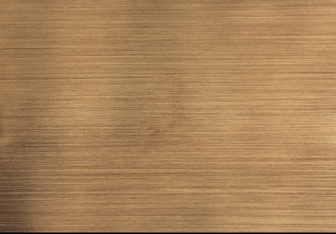 Фактура латуни — прочность металла и благородный золотистый оттенок.