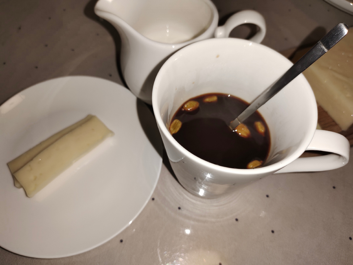 18 гр сыра. "Два кусочИка колбаски, у тебя лежали на столе"