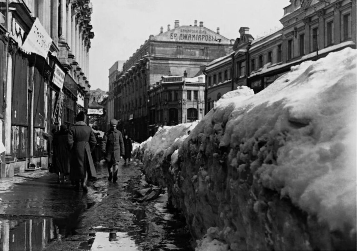 Кузнецкий мост и неубранный снег
