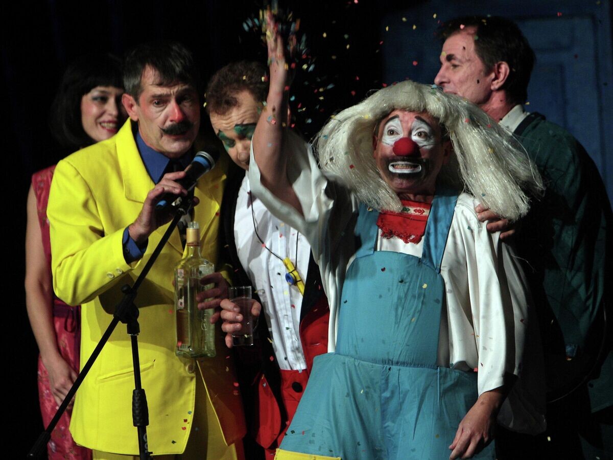    Актеры комик-группы "Маски-шоу" во выступления на международном фестивале "Лицедеи-open", приуроченном к открытию на Петроградской стороне стационарной сценической площадки мим-театра "Лицедеи" | © РИА Новости / Алексей Даничев