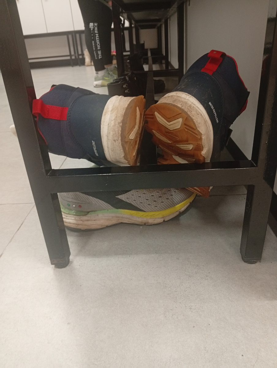 Синие сверху - это ее, серые снизу - чьи-то еще