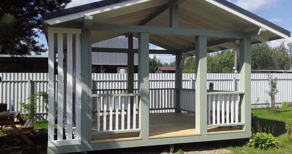 Светлая беседка от подписчика Forumhouse — кажется, здесь даже пасмурным днём солнечно