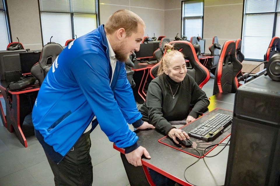    Осваивают бабушки и дедушки даже навыки пользования нейросетями. Юлия Блоцкая