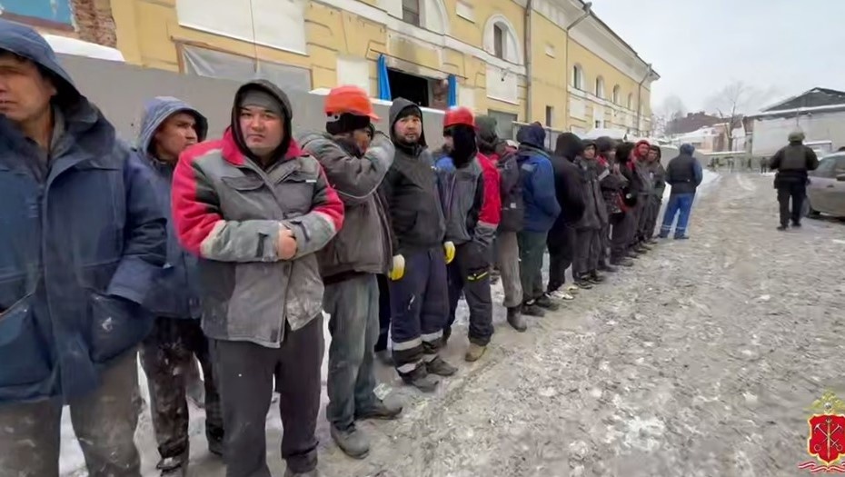    На стройке ЖК в Адмиралтейском районе искали нелегальных мигрантов Автор фото: ГУ МВД по Петербургу и Ленобласти