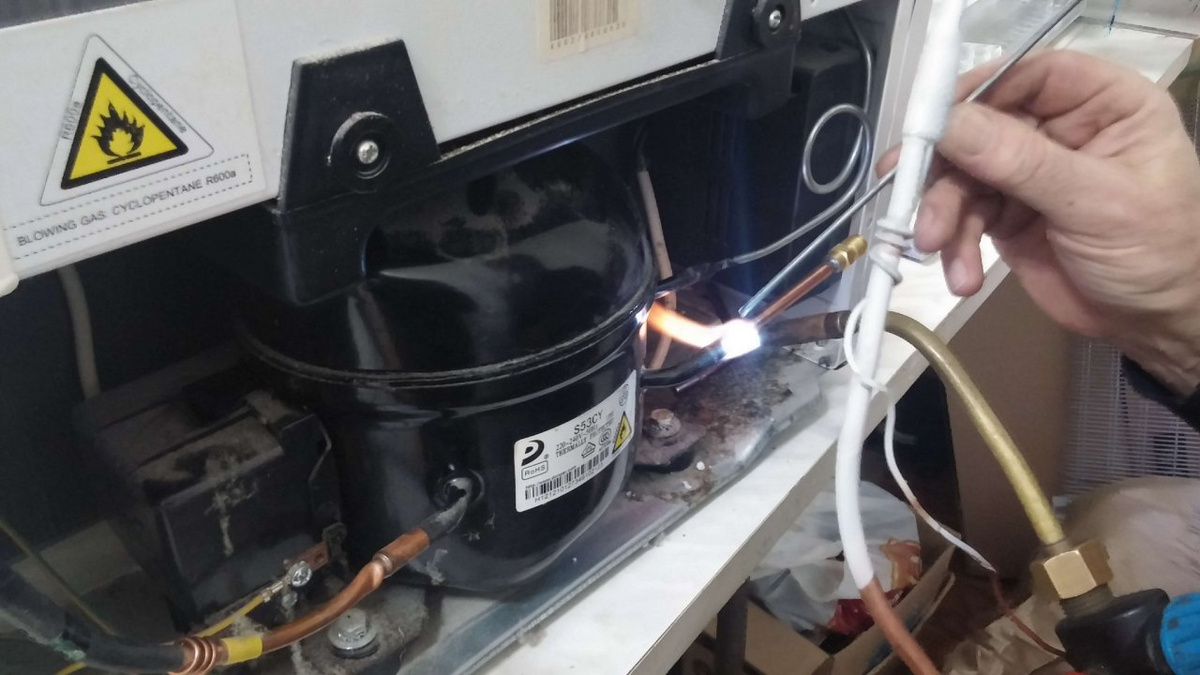 Ремонт бытового холодильника - процесс пайки клапана Шредера