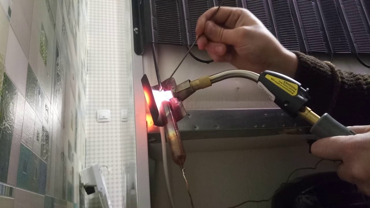 Ремонт бытового холодильника - процесс пайки фильтра осушителя