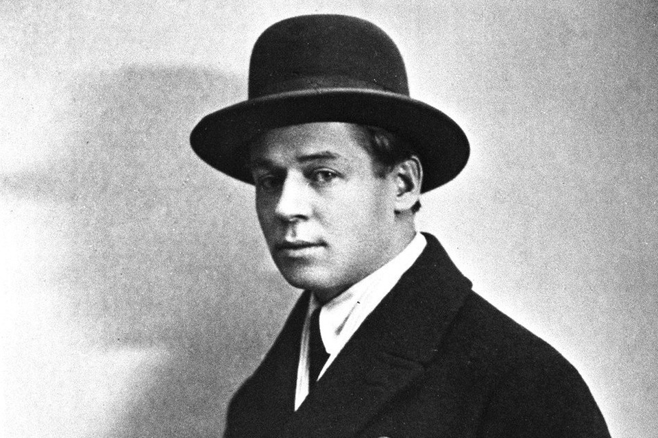    Российские чарты победил вирусный трек, созданный ИИ на стихи Есенина. На него делают тик-токи и записывают обзоры. Фото: Виктор ГРИЦУК/Global Look Press