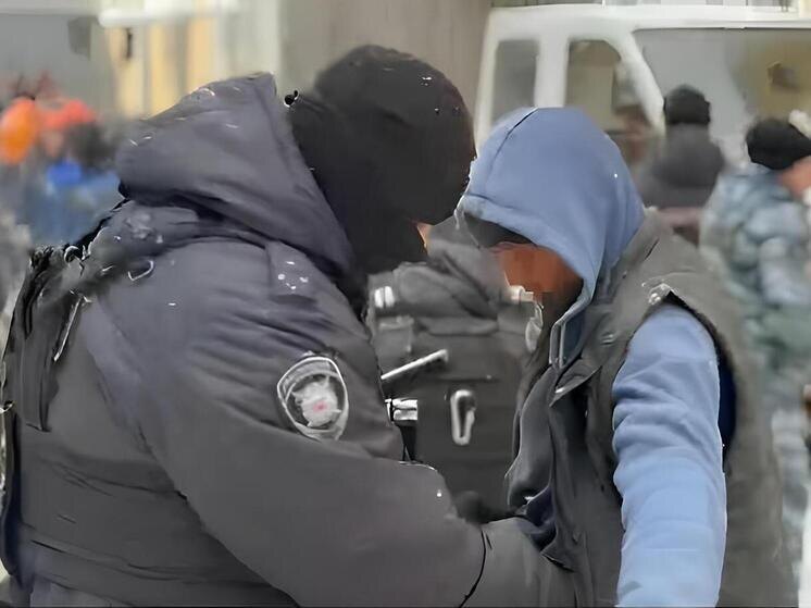     У одного из мигрантов в обуви нашли вещество неизвестного происхождения. Фото: пресс-служба ГУ МВД России по Петербургу и Ленобласти