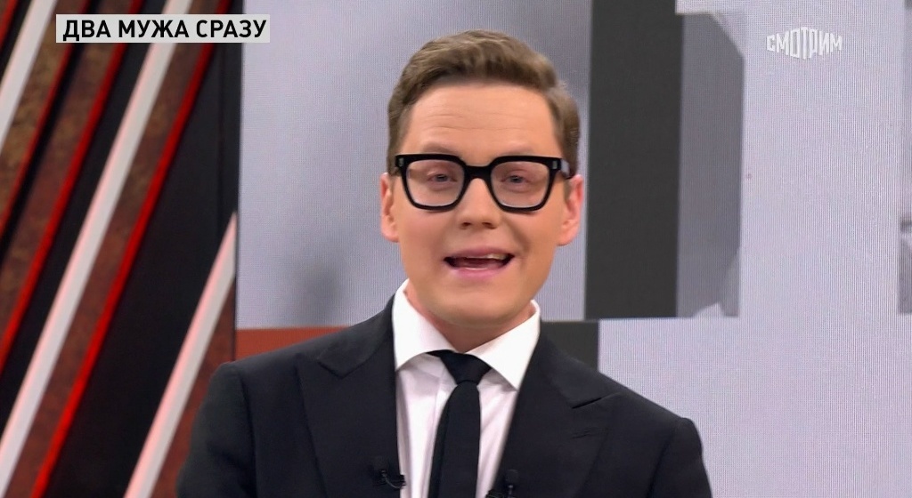 Один из ведущих программы "Прямой эфир". Фото скрин шот. 