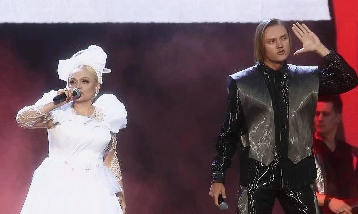 Давай подним ручки и будем танцевать...