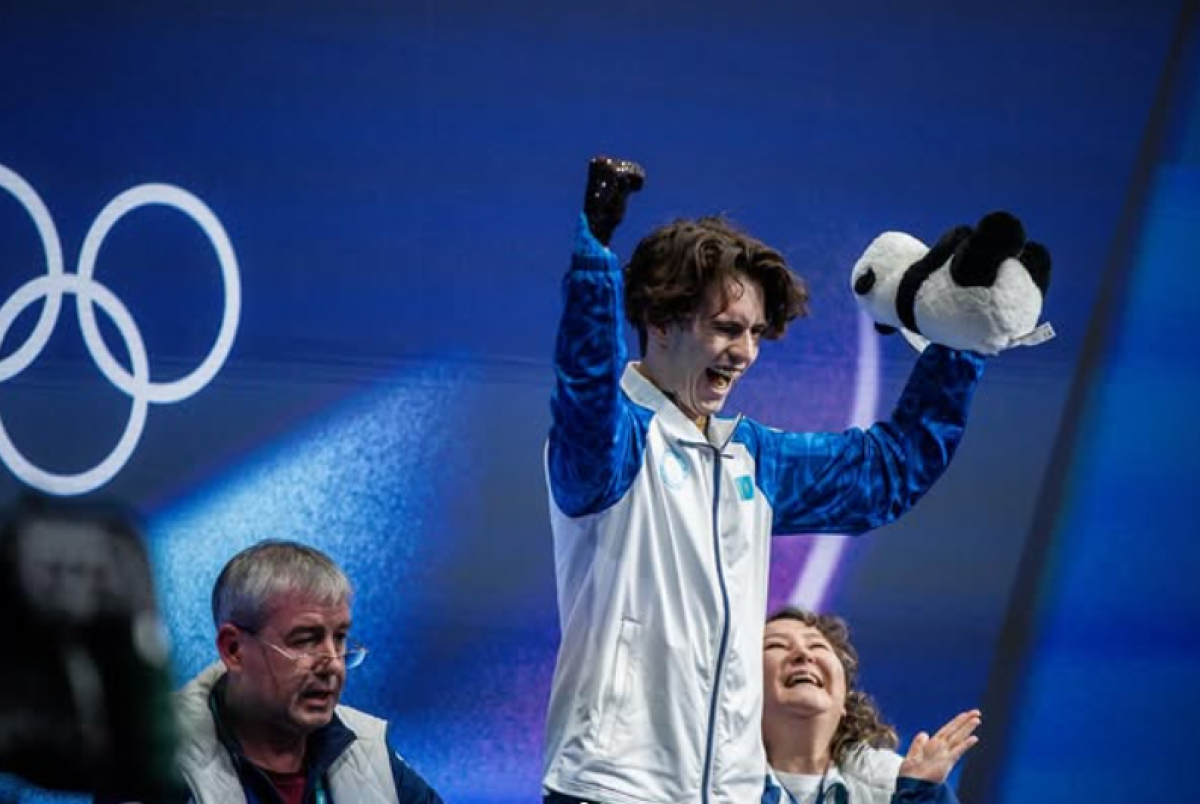 Михаил Шайдоров - первый олимпийский чемпион по фигурному катанию из Казахстана - под руководством петербургского тренера Алексея Урманова. 