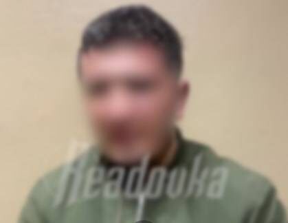 Мигранта за угрозы школьницам депортировали из Владивостока