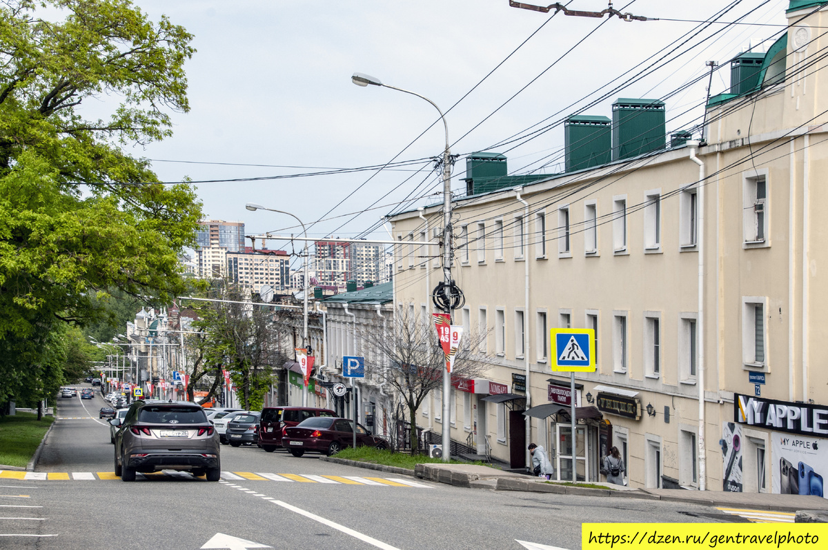 В 1785 году Екатерина II подписала указ, согласно которому Ставрополь приобрел права уездного центра Кавказской области. С этого времени начинается история современного проспекта Карла Маркса называвшемся в XVIII и начале XIX века Первой Мещанской улицей. Встречаются также упоминания того времени, как о Большой Тифлисской улице. Связано это с тем, что с восточной стороны улицы начинался знаменитый Тифлисский тракт. Затем, в начале XIX века, улица была переименована в Большую Черкасскую - по названию тракта, ведшего к Черкасску, столице Донского казачьего войска. В конце 1840-х годов улицу вымостили бутовым камнем, ракушечником. Улица приобрела благопристойный вид и тогда улица была переименована в Николаевский проспект, в честь императора Николая I. В советские годы улицу переименовывали три раза, современное название «Проспект Карла Маркса» улица получила в 1962 году.