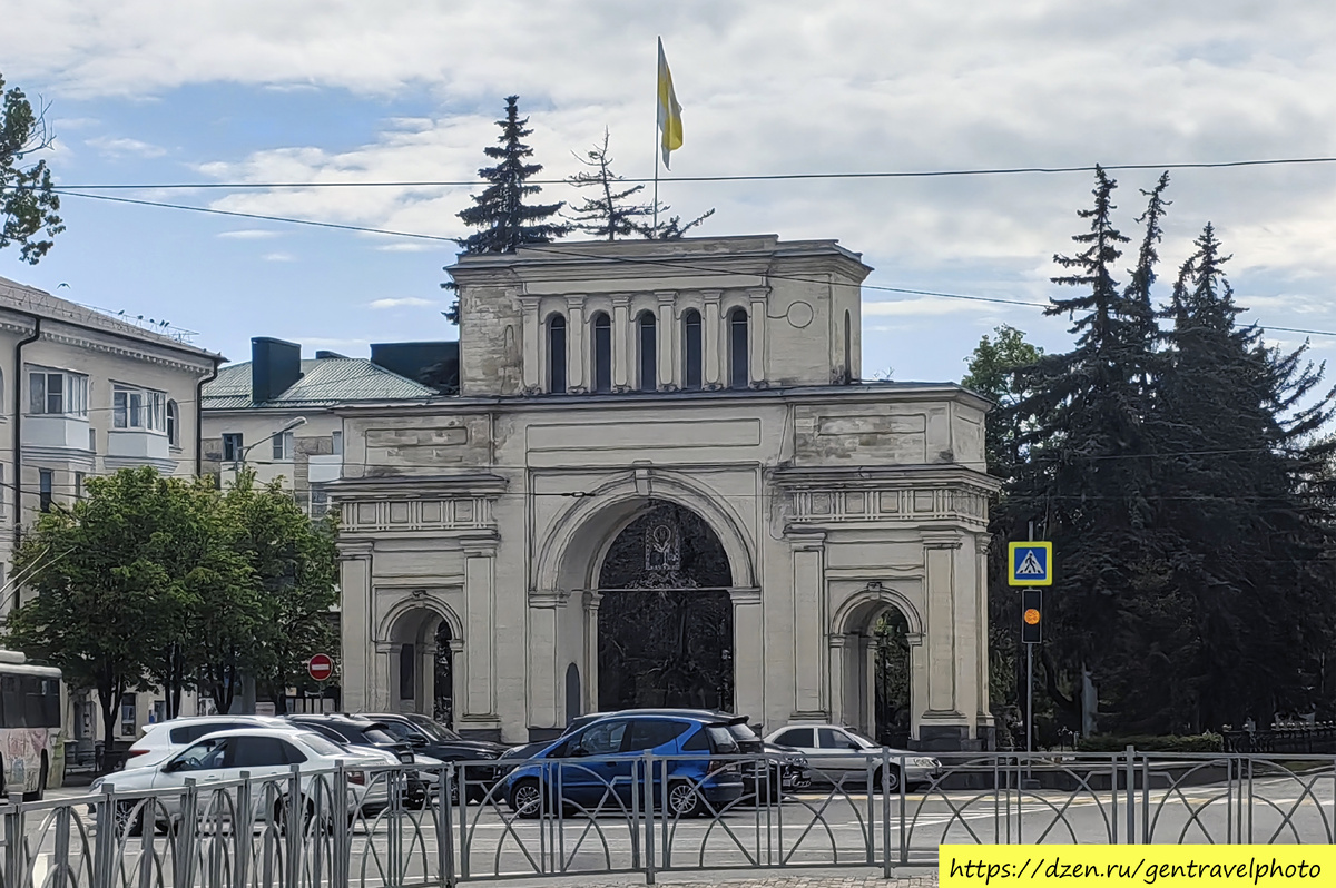 Согласно самой распространенной версии, триумфальная арка была построена к 1841 году в честь 30-летнией годовщины победы в Отечественной войне 1812 года. По историческим сводкам она была выполнена в классическом стиле, отделана светлой штукатуркой, а центральный портал венчала двухсторонняя икона Христа Спасителя. Поскольку построена была арка в районе Тифлисской заставы, откуда начинался тракт на Георгиевск и далее в Закавказье на Тифлис, то она имела и другое название — Тифлисские ворота. В первую очередь она была памятником славы русского оружия. Есть также сведения, что арка выполняла функции городских ворот при въезде в Ставрополь с восточной стороны. К сожалению, в 30-е годы двадцатого века арка, до этого признанная в канун празднования 150-летия Ставрополя памятником старины, была разрушена. Благодаря усилиям и инициативе местных жителей в 1998 году ворота были восстановлены на своем прежнем месте. При их конструировании были использованы старые чертежи, так что памятник сохранил свой первоначальный исторический облик. Тифлисские ворота - один из самых запоминающихся и ярких символов Ставрополя, который не может остаться не замеченным.