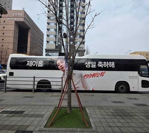 🍒 Автобусы в честь дня рождения Хосока перед зданием Хайба