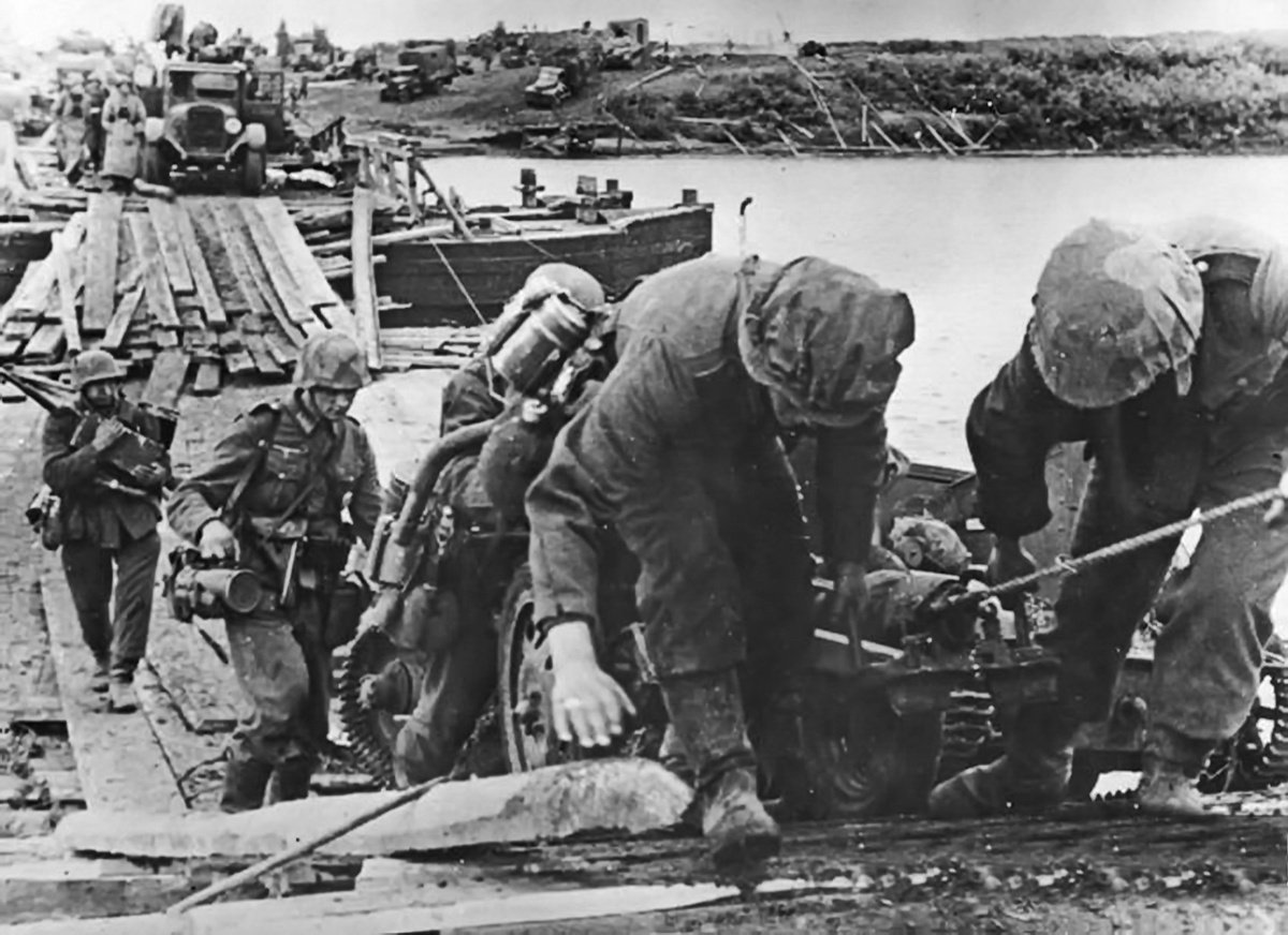 расчёт перекатывает вручную ПТО s.Pz.B.41. по переправе черз Дон. Восточный фронт, 1941 год.