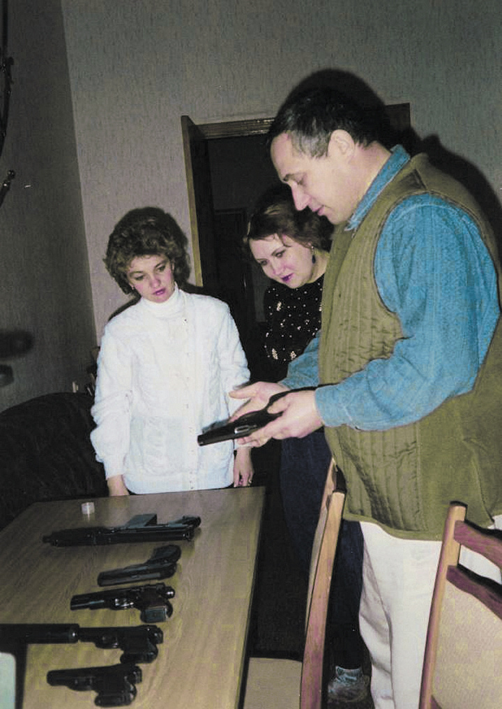 Генерал Анатолий Квашнин с экстрасенсами Ларисой Климовой и Еленой Мышкиной.