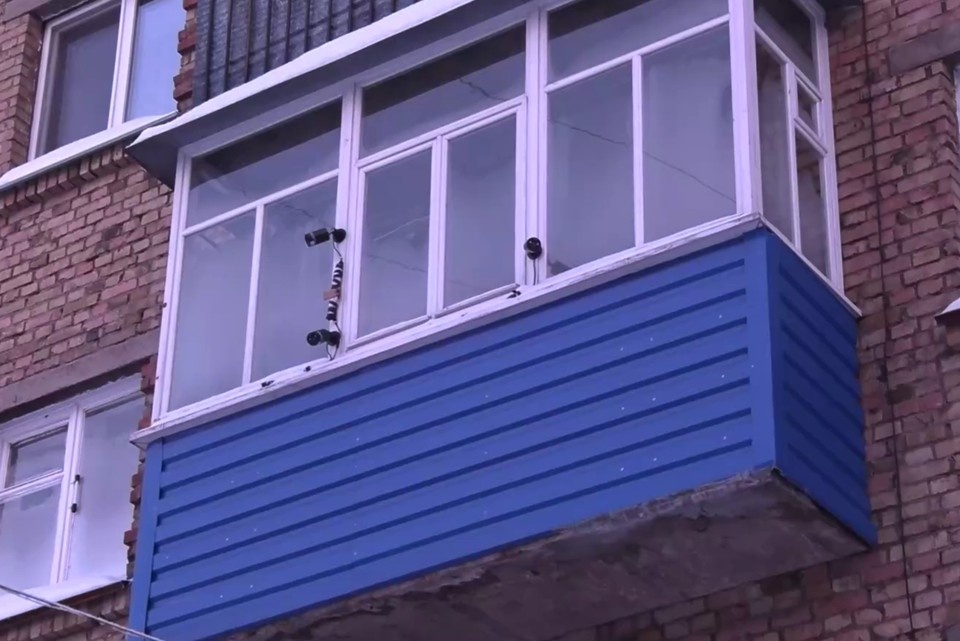    Мужчина установил камеры на балконе и следил за каждым шагом соседей. Фото: 5 канал.