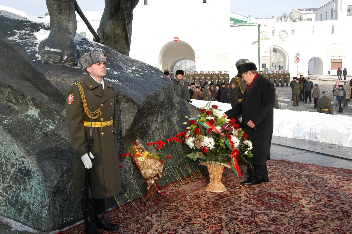 Минтимер Шаймиев на церемонии возложения цветов к памятнику Мусе Джалилю в честь 100-летия со дня рождения поэта, 2006 годФото предоставлено пресс-службой Государственного Советника РТ