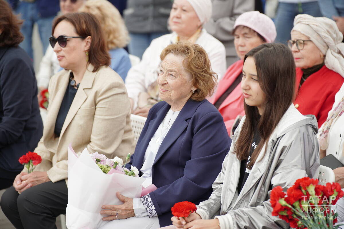 Внучка, дочь и правнучка Мусы Джалиля на памятном мероприятии в день 80-летия со дня казни поэта, Казань, 2024 г.Фото: © Владимир Васильев / «Татар-информ»