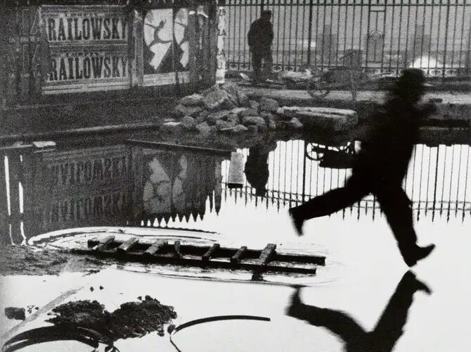 Тот самый снимок "Позади вокзала Сен-Лазар" (человек прыгает через лужу)