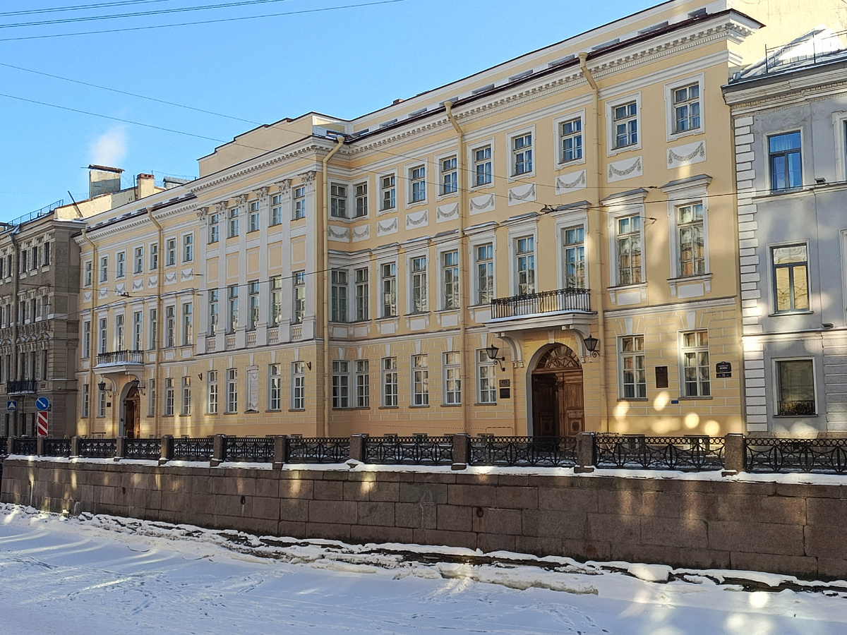 Дом 12 на набережной реки Мойки, где находилась последняя квартира А. С. Пушкина.