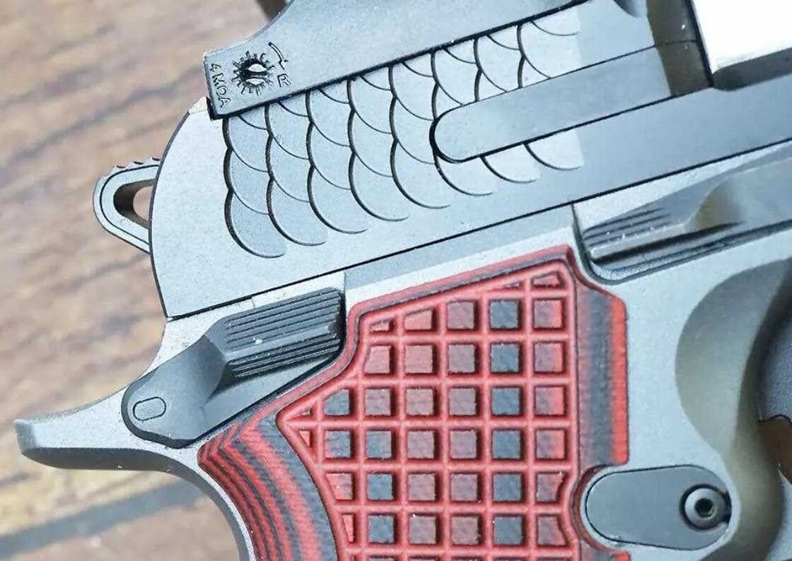 Накладки Frag и насечки в виде рыбьей чешуи на затворе.