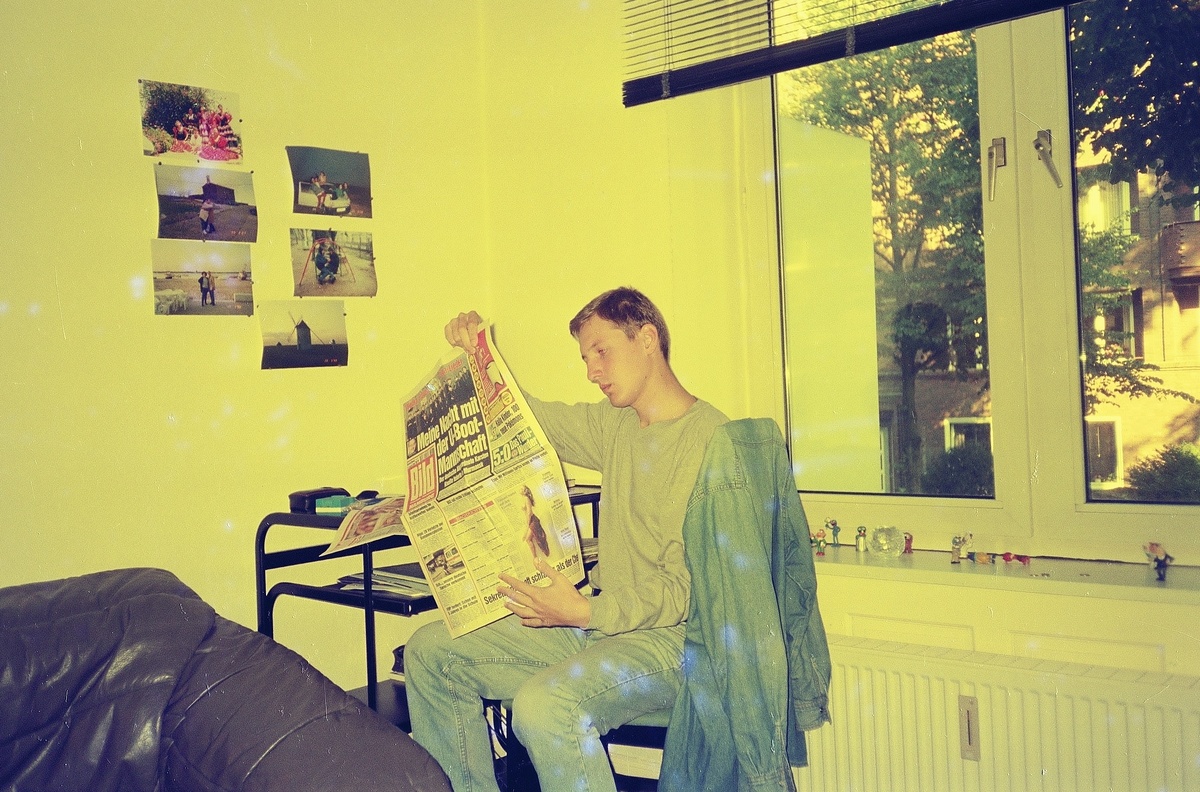 Практикант поглощает новости из "желтушки" Бильд (фото автора)