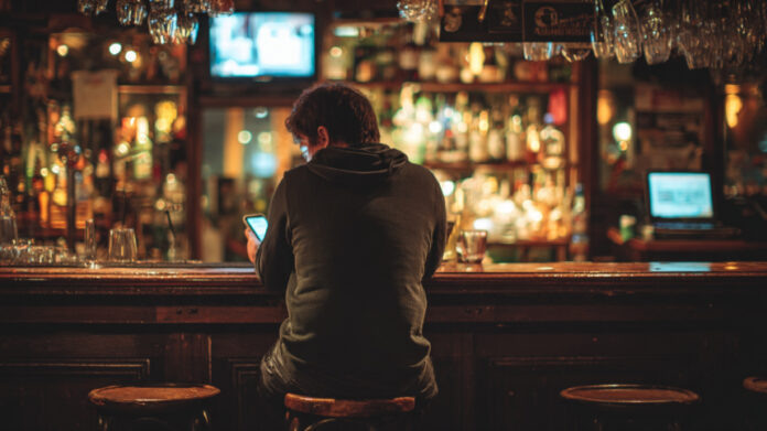    Эксперимент в нью-йоркском баре, начавшийся в 2020-х, привел к глобальному кризису отношений к 2032 году, обозначив 'смерть неудобной' любви.